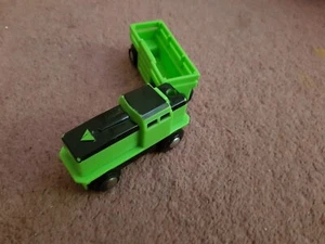 Battery Powered Train With Magnetic Carriage - Picture 1 of 4