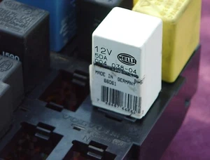 Volvo 1995 940 Turbo Wagon Fuse & Relay Brd In Cnter Dash. Many good used parts - Picture 1 of 7
