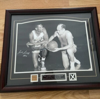 Red y parquet Bill Russell y Red Auerbach firmados y enmarcados usados en juegos 23x27 Foto 1 de 4