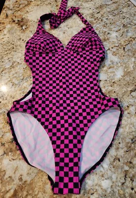 Купальник ретро 80-х клетчатый розовый и черный цельный с вырезом большой - Изображение 1 из 4
