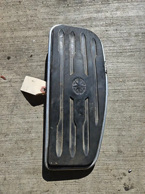 96-13 Yamaha Royal Star Venture XVZ13 APOIO DIANTEIRO PARA OS PÉS DIREITO PEG PLACA DE CHÃO DOBRADA - Imagem 1 de 4