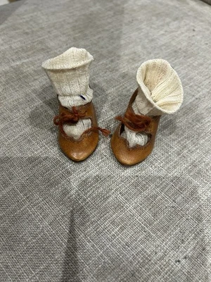 JOLIES CHAUSSURES ET CHAUSSETTES POUR POUPÉE ANCIENNE  - Photo 1/3