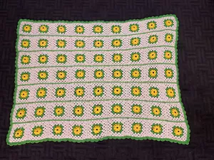 Vintage Granny Squares afghanische HANDGEMACHTE Häkeldecke 44"x55" grüne Bordüre gelb weiß - Bild 1 von 12