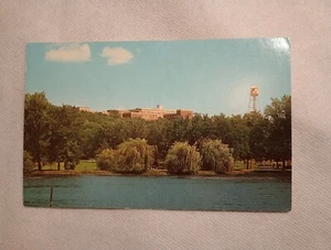 Postal de colección 1959 Lily Pond mostrando el Hospital de Veteranos de Estados Unidos Muskogee Oklahoma - Imagen 1 de 5