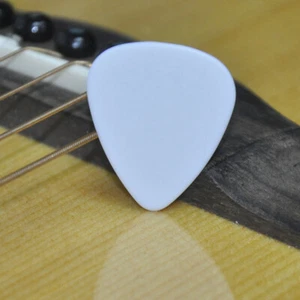 Lote de 100 púas de guitarra estándar Delrin blanco sólido 1 mm pesado plectrum - Imagen 1 de 3