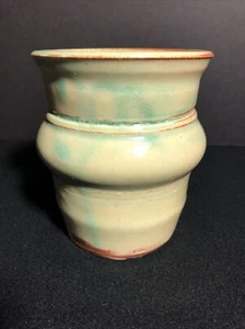 Cerámica verde esmaltada arrojada a mano, jarrón, 4,5"" de alto, firmada en la parte inferior - Imagen 1 de 7