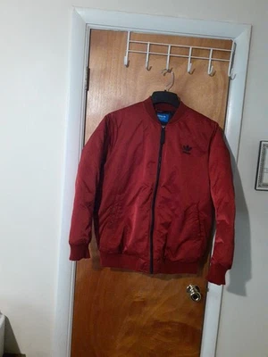 阿迪达斯中衬垫女式轰炸机夹克 M 码勃艮第尺寸 EU38 RN88387 CA40312 — 第 1/4 张图片