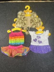 Lote de 3 Ropa Build-A-Bear Arco Iris Tutú Corazones Púrpura Top Falda Chaleco de Piel Perchas - Imagen 1 de 7