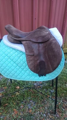16" Synthetic English Saddle - Possibly An Older Wintec - Super Comfy - Image 1 of 4