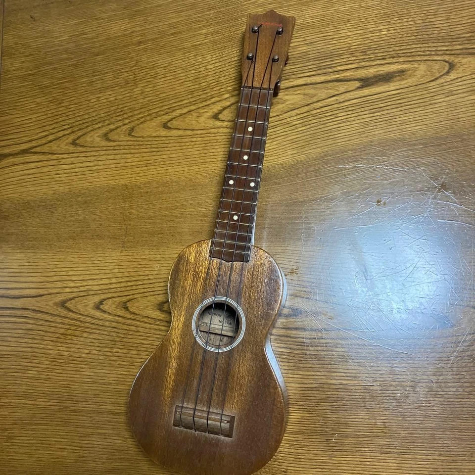 ukulele - Image 1 of 4