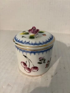 TARRO DE PORCELANA PEQUEÑO VINTAGE CON TAPA CON FLORES Y FRUTAS 2-1/2" DE ALTO - Imagen 1 de 5