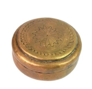 Caja de almacenamiento de adornos de latón artesanal vintage de colección tamaño pequeño. G66-1107 - Imagen 1 de 8