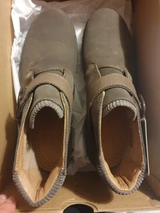 Beautiful Ladies Clarks Suede Taupe Bootie Size 5.5 Never Worn - Picture 1 of 6