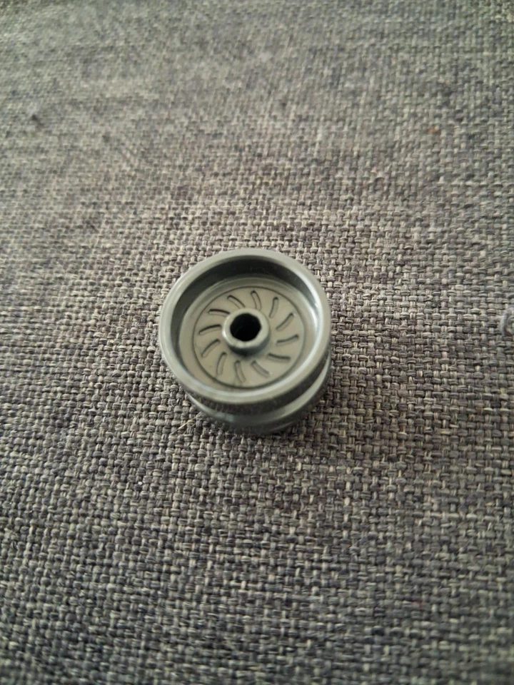 1x LEGO® 6327048 - 18976 - Rad 18mm D. x 12mm mit Achsbohrung Silber - Bild 1 von 1