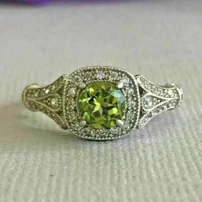 Anillo de compromiso para mujer con halo de peridoto verde corte redondo de 2 quilates acabado en oro blanco de 14 quilates Foto 1 de 4