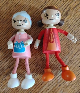Hape Modern Family Mama & Oma Puppe Holzfiguren für Puppenhaus Kaukasier - Bild 1 von 3
