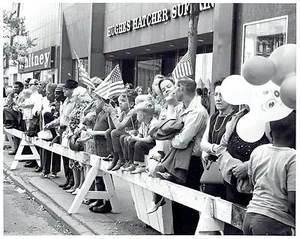 1970 Original Foto Straßenszene bei der Memorial Day Parade in Detroit Michigan - Bild 1 von 2