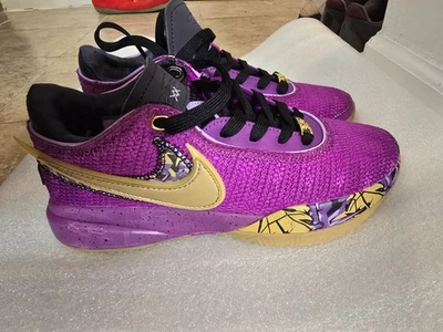 Nike Lebron 20 jóvenes herederos. talla 6y-6.5y.unisex(gs) corte pequeño más como 5.5y. Foto 1 de 4