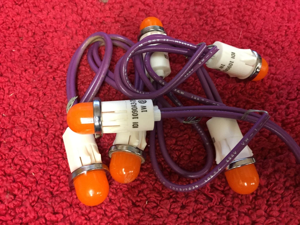 1090A3 ПРОМЫШЛЕННЫЕ УСТРОЙСТВА ОРАНЖЕВЫЙ ИНДИКАТОР ЛАМПА С ПРОВОДАМИ 28V 1 ВАТТ 5 ШТ. - Изображение 1 из 1