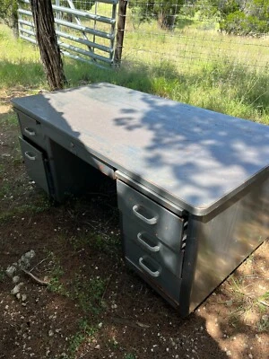 免费钢制 Casey 书桌 NEEDS LOVE 生锈 — 第 1/4 张图片