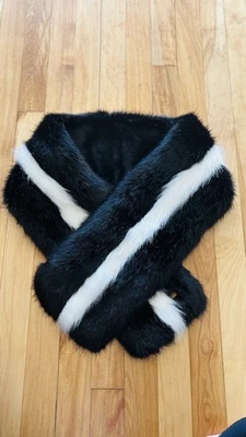 Bufanda blanca y negra de piel sintética Barts Fur Deluxe Foto 1 de 4