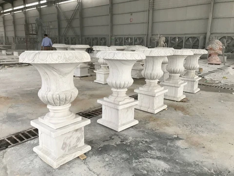 BEAUTIFUL CARVED ESTATE EUROPEAN STYLE URNS ON BASES - ESU12 Cover