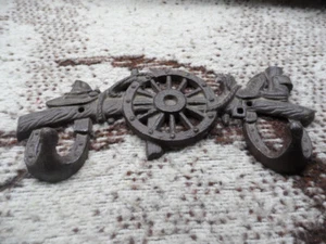 Unique CAST IRON western theme 2 HORSESHOE Key Holder WHEEL SADDLE FENCE 9 3/4"  - Imagen 1 de 2