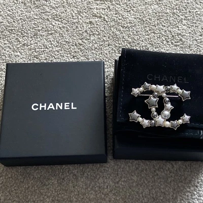 Chanel CC brooch in silver-tone metal, 2017 Star Resin Pearl Large CC - Image 1 of 4