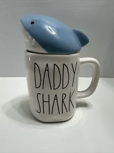 Taza Rae Dunn "DADDY SHARK" con Topper de Tiburón Excelente Estado - Imagen 1 de 7