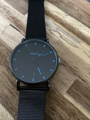 Relógio analógico Geneva unissex preto com números azuis NOVO sem etiquetas - Imagem 1 de 4