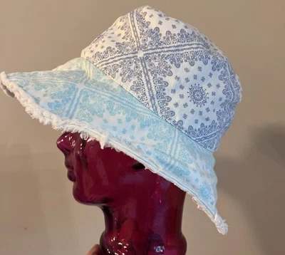 Sombrero Free People Floppy Bucket Festival Costero Paisley Blanco Verde Azul Patchwrk Foto 1 de 4