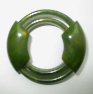 VINTAGE 1930'S ART DECO CARVED MARBLEIZED GREEN BAKELITE GEOMETRIC BROOCH - USA - Picture 1 of 4