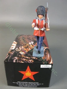 King & Country Soldier CE004 British Coldstream Guards Marching Guardsman Rifle - Picture 1 of 7