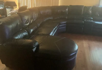 Hermoso sofá de cuero marrón Foto 1 de 4