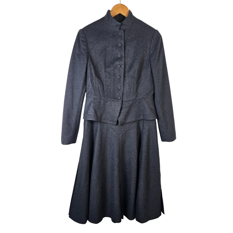 Conjunto Chaqueta y Vestido Midi Vintage Morgane Le Fay 100% Cachemira Gris Descripción Foto 1 de 4