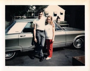 Original Foto 3,5x4 Mann Frau Paar neben Oldtimer H320 #6 - Bild 1 von 2
