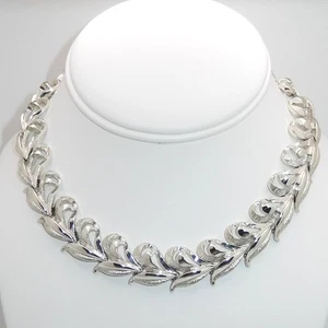 Vintage Silver Tone Leaf Choker - Necklace / Adjustable Length 13" - 17" - Picture 1 of 3