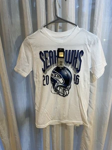 Camicia bianca grafica casco vintage NFL giovani ragazzi Seattle Seahawks 2016 nuova con etichette M 10/12 - Foto 1 di 4