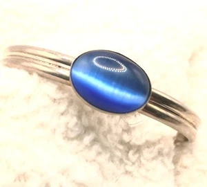 Minimalistisches & elegantes silberfarbenes Armreif Armband auffälliger kobaltblauer Stein. - Bild 1 von 5