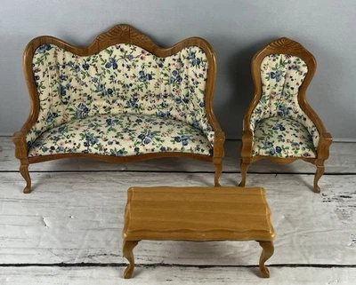 Juego de sofá y sillas vintage victorianas en miniatura para casa de muñecas florales Foto 1 de 4