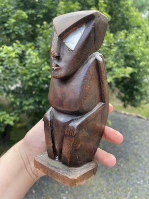 Estatua de madera tallada a mano del siglo XX de Tobi Palau con incrustaciones en cuclillas Foto 1 de 4