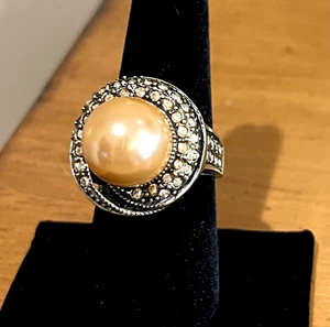 HEIDI DAUS CLASSIC FAUX PEARL COCKTAIL RING WITH EMBELLISHMENT! Size 8.75 - Picture 1 of 9