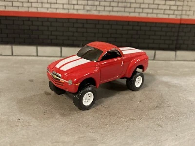 Camión Chevy SSR 2005 elevado 4x4 1/64 diecast personalizado todo terreno Johnny Lightning Foto 1 de 4