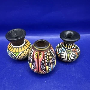 "3 ollas de barro en miniatura coloridas pintadas a mano recipientes de cerámica de México de 1,5""- 1,75""" - Imagen 1 de 17