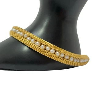 Brazalete de malla en tono dorado y canal de perlas sintéticas - Imagen 1 de 14