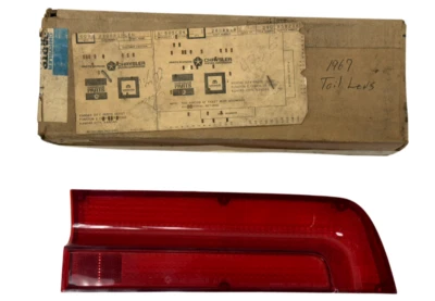 Lente de luz trasera exterior derecha Plymouth Fury I II 1967 2808818 nuevo de stock Foto 1 de 4