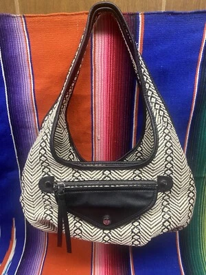 Bolso Vera Wang Simply Vera de algodón e imitación de cuero blanco y negro con estampado azteca  Foto 1 de 4