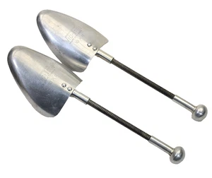 VINTAGE PAIR OF VIC-TREE SILVER ALUMINUM SHOE STRETCHERS SHAPERS MADE IN ENGLAND - Picture 1 of 8