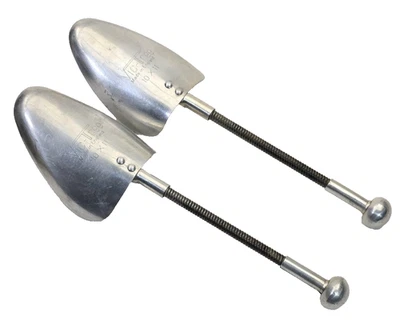 PAR DE CAMILLAS DE ZAPATOS DE ALUMINIO PLATEADO VIC-TREE DE COLECCIÓN HECHAS EN INGLATERRA Foto 1 de 4