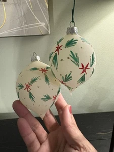 Juego de 2 adornos navideños de vidrio decorados a mano con diseño de estrella roja y verde - Imagen 1 de 9
